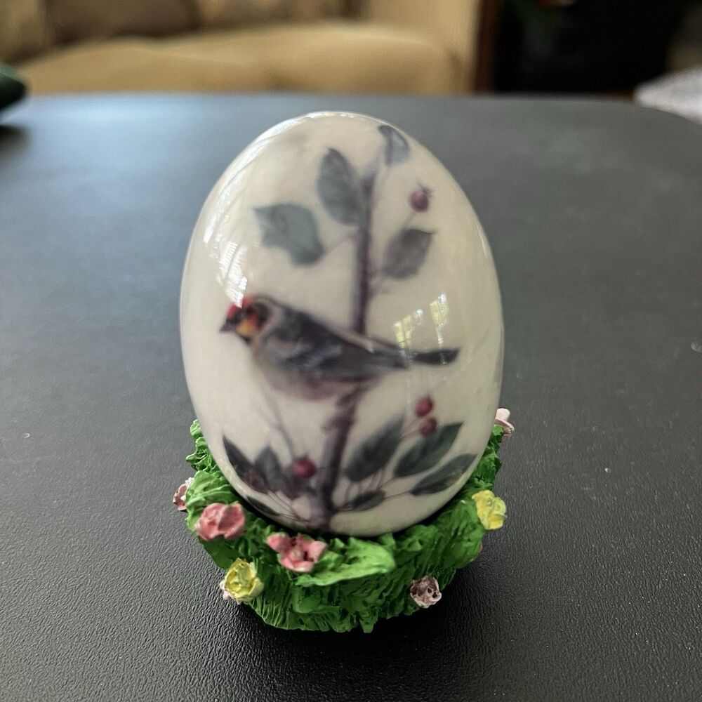 Vintage Enesco Marble EGG Finch Floral Roses Robin Floral Resin Stand